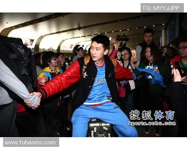 篮球明星机场现身引发粉丝热潮亲密互动尽显人气魅力